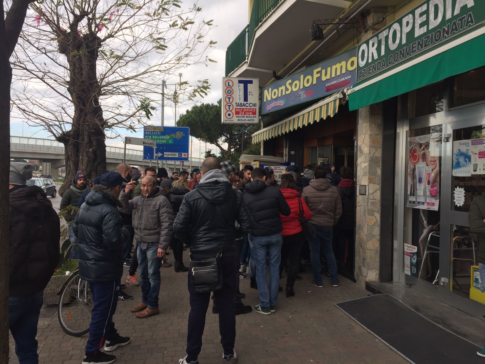 Biglietti Napoli-Real Madrid, lunghe file alle ricevitorie (inviateci le vostre foto) Biglietti Napoli-Real Madrid, lunghe file alle ricevitorie (inviateci le vostre foto)