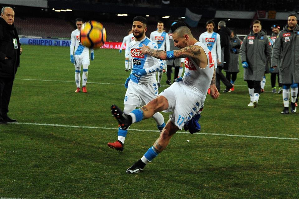 Napoli, io e la mia ragazza picchiati fuori la curva B per il pallone lanciato da Hamsik