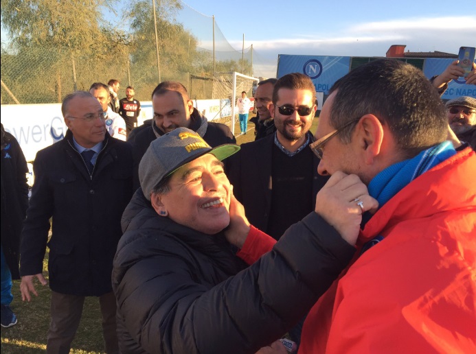 Maradona a Castel Volturno: le foto dell’abbraccio con Sarri e con la squadra