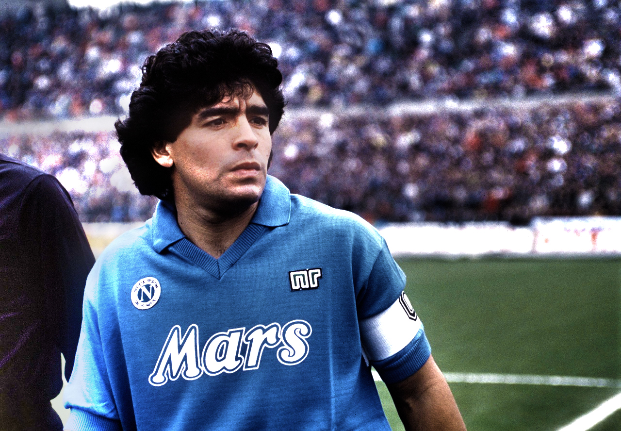 Coinvolgere Maradona nel Napoli non è passatismo, è marketing. Avanzato