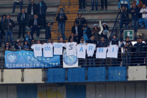 “Io sto con Sarri”, “De Laurentiis buffone”: gli striscioni al Bentegodi – FOTO item-thumbnail