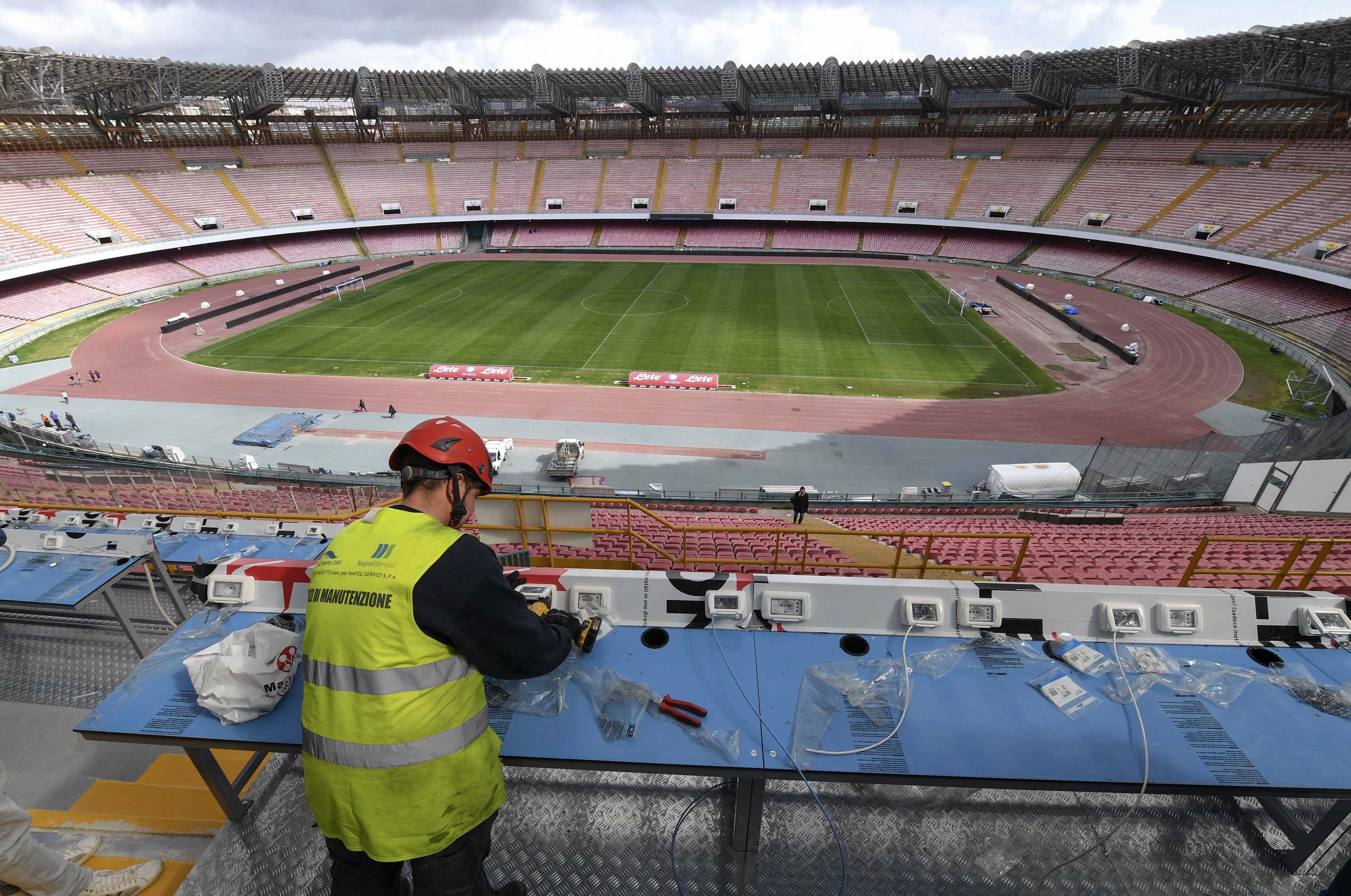 No sediolini, no Champions per il Napoli: l’odissea dello stadio San Paolo