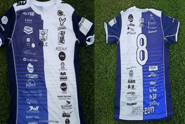 Il Deportivo Centenario, club di quarta divisione argentina, ha 50 sponsor sulla sua maglia Il Deportivo Centenario, club di quarta divisione argentina, ha 50 sponsor sulla sua maglia