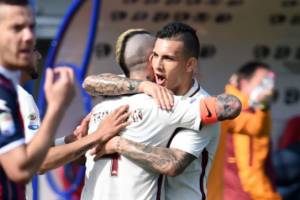 La Roma vince 2-0 a Crotone, segnano Nainggolan e Dzeko: giallorossi ancora avanti item-thumbnail