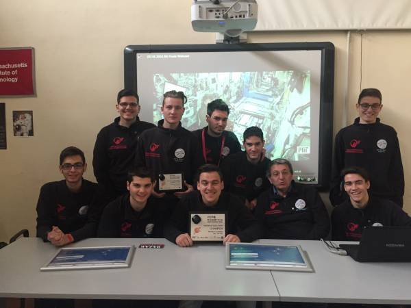 Napoli, gli studenti del Righi che parlano ai satelliti e vincono la gara internazionale di robotica Napoli, gli studenti del Righi che parlano ai satelliti e vincono la gara internazionale di robotica