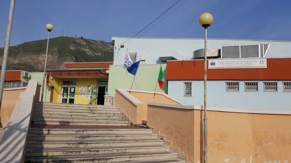 La scuola Pirandello Svevo di Soccavo: premi per i fondi europei e i genitori chiedono di studiare il latino