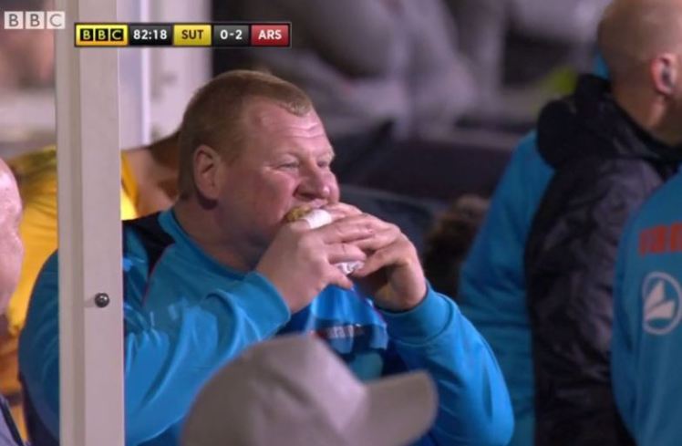 Lo spuntino di Wayne Shaw in panchina è una mossa studiata: un’agenzia di betting lo bancava 8 a 1