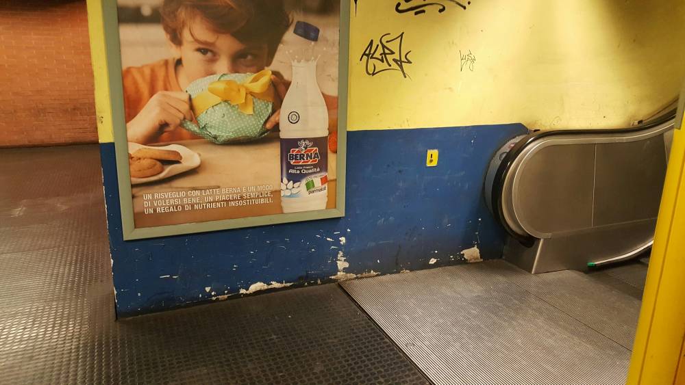 A Napoli in direzione Piscinola è un’altra metro: senza arte, senza tv, senza filodiffusione