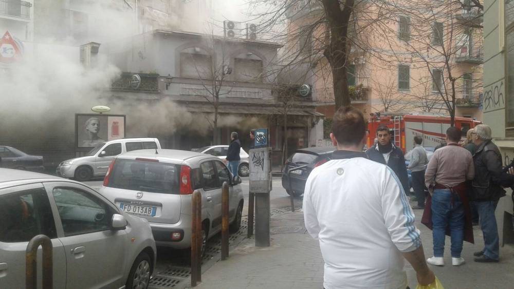 Incendio al Pub Napoli Centrale, corto circuito con la friggitrice. Fumo e fiamme al Vomero