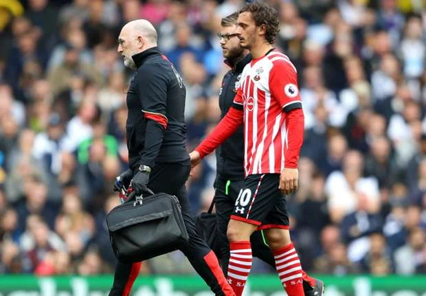 Gabbiadini esce per infortunio nella partita Tottenham-Southampton
