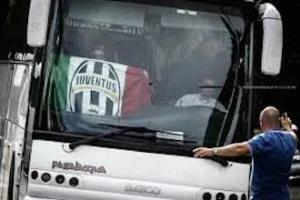 Pullman di juventini aggredito in Toscana dai napoletani