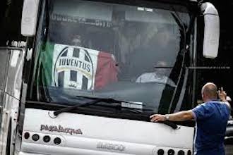 Pullman di juventini aggredito in Toscana da napoletani