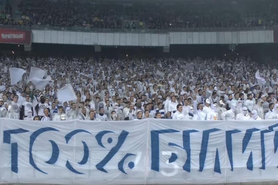 Razzismo in Ucraina, tifosi Dinamo Kiev vestiti da membri del Ku Klux Klan Razzismo in Ucraina, tifosi Dinamo Kiev vestiti da membri del Ku Klux Klan