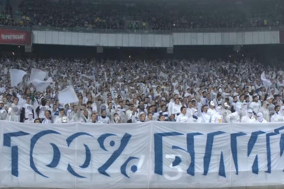 Razzismo in Ucraina, tifosi Dinamo Kiev vestiti da membri del Ku Klux Klan