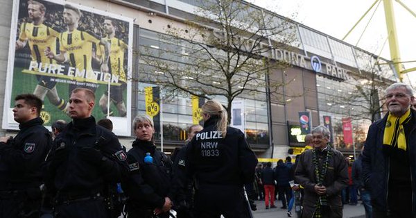 Terrore a Dortmund: esplosione vicino al bus del Borussia, ferito Bartra. Partita rinviata