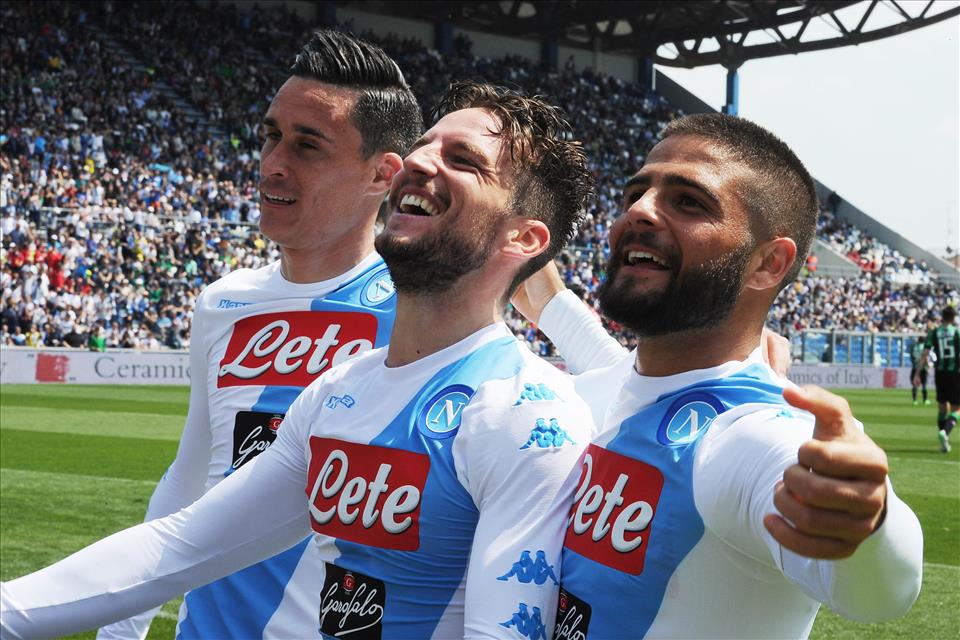 Napoli, in 500 al San Paolo per l’allenamento, fischi a Insigne, Mertens, Callejon