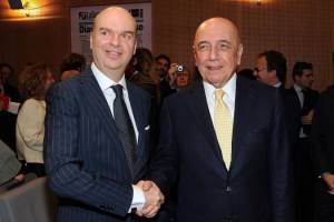 Milan, è il giorno del closing: Li Han vicino alla firma, si attendono i soldi sui conti Fininvest item-thumbnail
