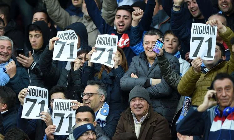 Higuain, fischi, Napoli