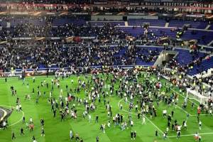 Calcio europeo, giorni di violenza: gli ultrà del Besiktas ritardano l’inizio del match di Lione item-thumbnail