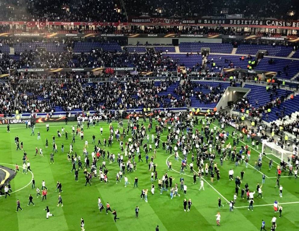 Calcio europeo, giorni di violenza: gli ultrà del Besiktas ritardano l’inizio del match di Lione