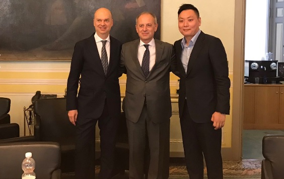 Milan, il closing è ufficiale. Li Yonghong: «Torneremo sul tetto del mondo» Milan, il closing è ufficiale. Li Yonghong: «Torneremo sul tetto del mondo»