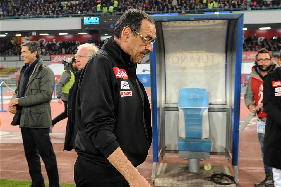 Sarri: «Mai chiesto niente a De Laurentiis. Parlavo del futuro contratto». Poi lascia l’intervista