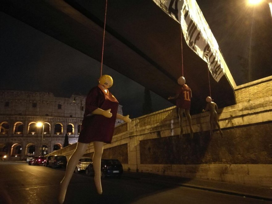 Lo striscione e i manichini impiccati di Roma sono stati rivendicati dai tifosi laziali