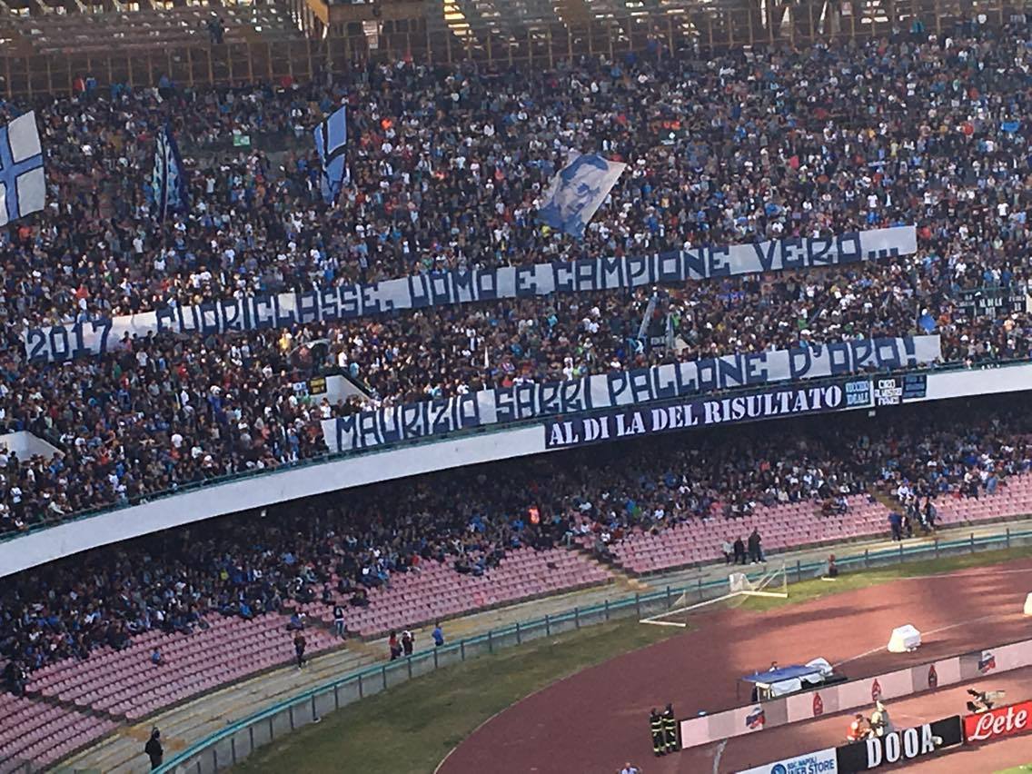 FOTO – Lo Striscione della Curva B per Sarri: «Fuoriclasse, uomo e campione vero»