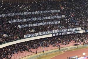 Lo striscione in Curva B: «L’estate della verità, riporta lo scudetto in questa città» item-thumbnail