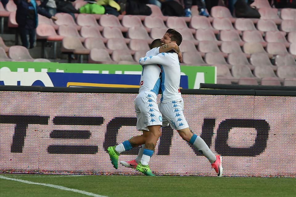 Mertens fa 30 e l’assist per Insigne, i sorrisi e gli abbracci di una vera coppia gol