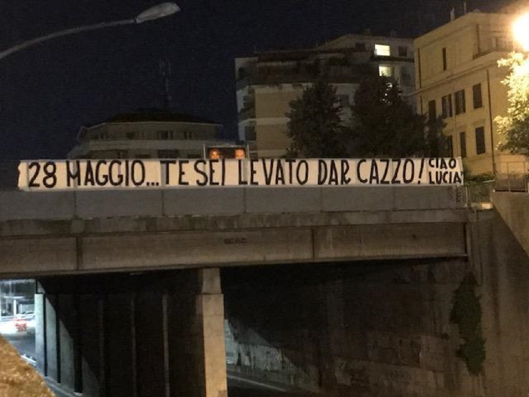 Lo striscione dei tifosi della Roma contro Spalletti: «Te sei levato dar ca**o»