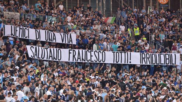 La lettera degli Irriducibili Lazio a Totti: «Non avremmo osservato in silenzio quello che ti stanno facendo»