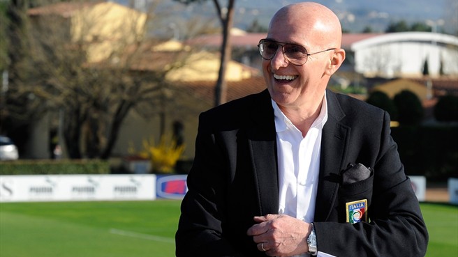 Sacchi elogia i tifosi del Napoli e dice: «Sarri al Real Madrid, ma deve togliersi la tuta»