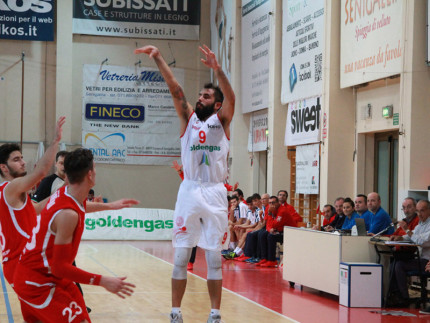 Barsanti guida il Napoli basket in semifinale playoff, vittoria a Senigallia