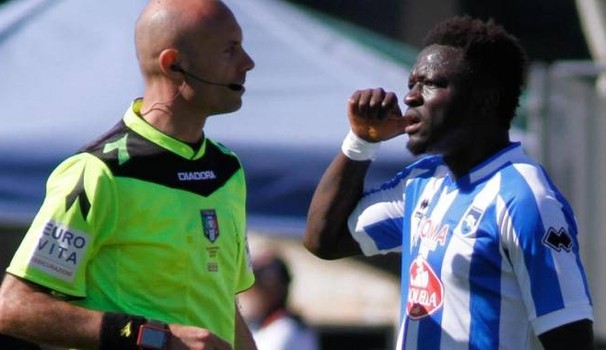 Applausi a Muntari che abbandona la partita dopo essere stato ammonito per razzismo (subito)