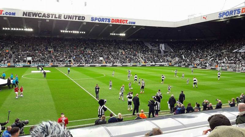 Il Newcastle incassa i soldi degli abbonamenti anche a calcio fermo, e i tifosi si infuriano