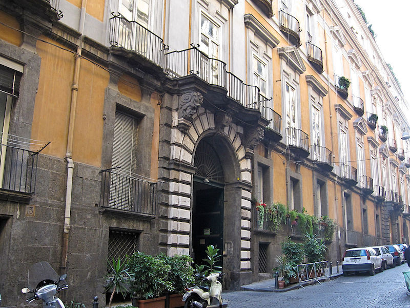 L’unico portone chiuso è quello di Palazzo Serra di Cassano
