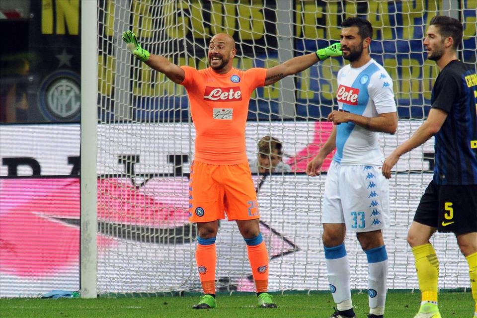 Reina ha il tempo di telefonare alla moglie durante Inter-Napoli