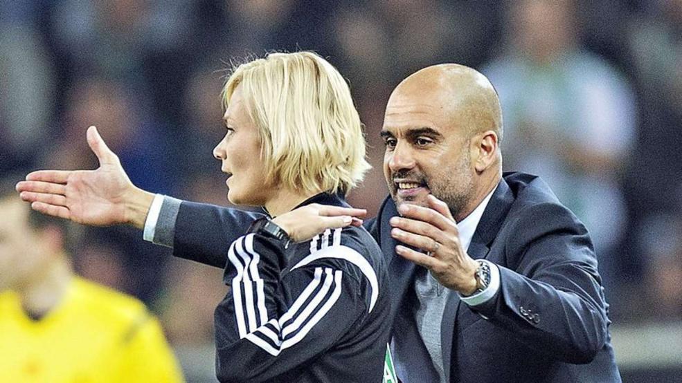 Primo arbitro donna in Bundesliga: Bibi Steinhaus tolse a Guardiola la mano dalla spalla