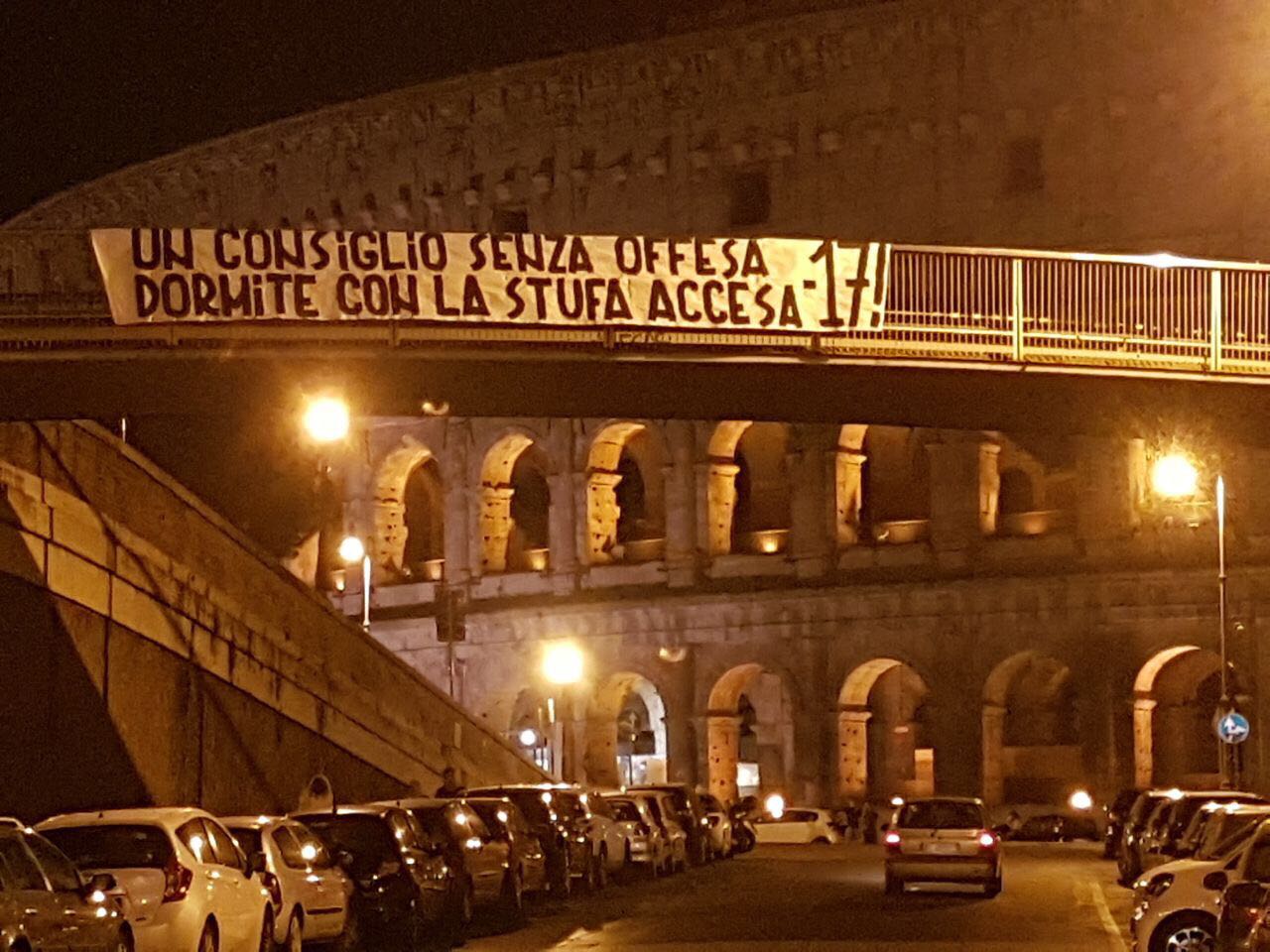 I tifosi della Roma e il loro striscione al Colosseo: «-17, dormite con la stufa accesa»