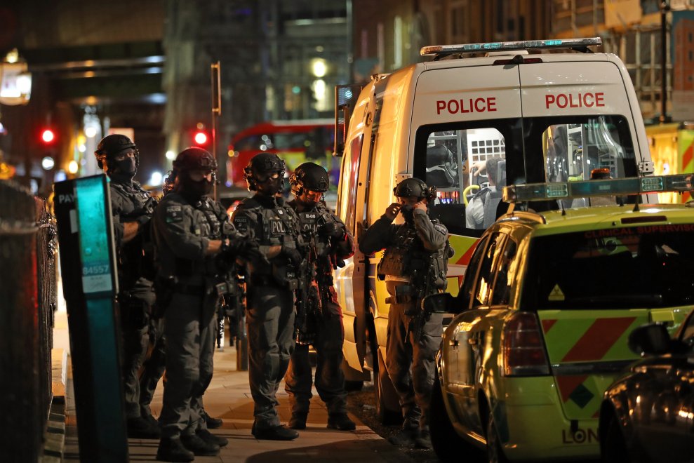 Londra, di nuovo il terrore: furgone sulla folla a London Bridge, 6 morti Londra, di nuovo il terrore: furgone sulla folla a London Bridge, 6 morti
