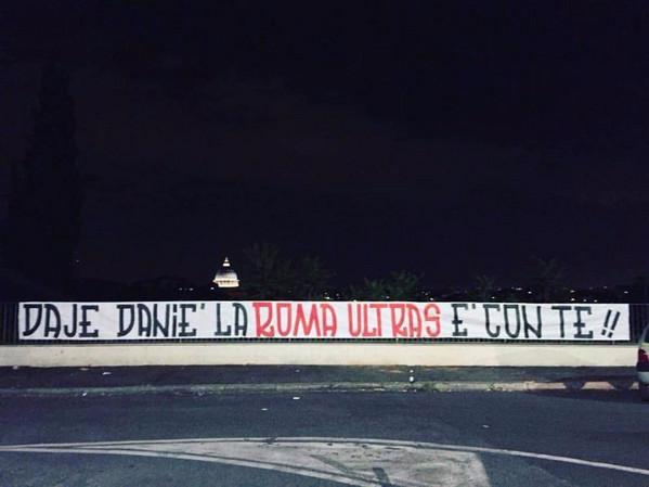 Lo striscione di sostegno a De Santis: «Danié, la Roma ultras è con te»