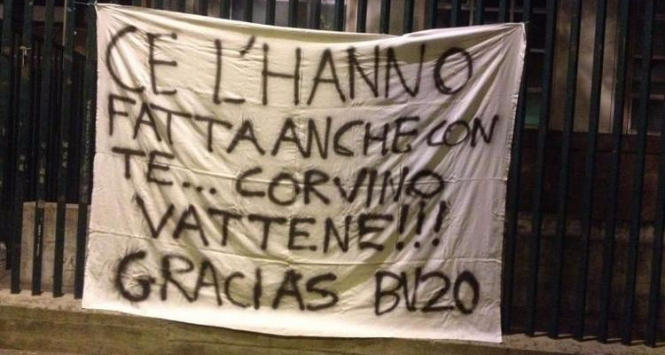 Fiorentina, striscione contro il club: “Ce l’hanno fatta anche con te, gracias Borja Valero” Fiorentina, striscione contro il club: “Ce l’hanno fatta anche con te, gracias Borja Valero”