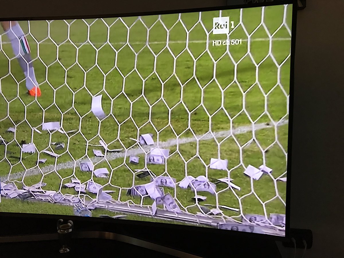Contestazione a Donnarumma in Nazionale Under 21: lanciati dollari falsi Contestazione a Donnarumma in Nazionale Under 21: lanciati dollari falsi