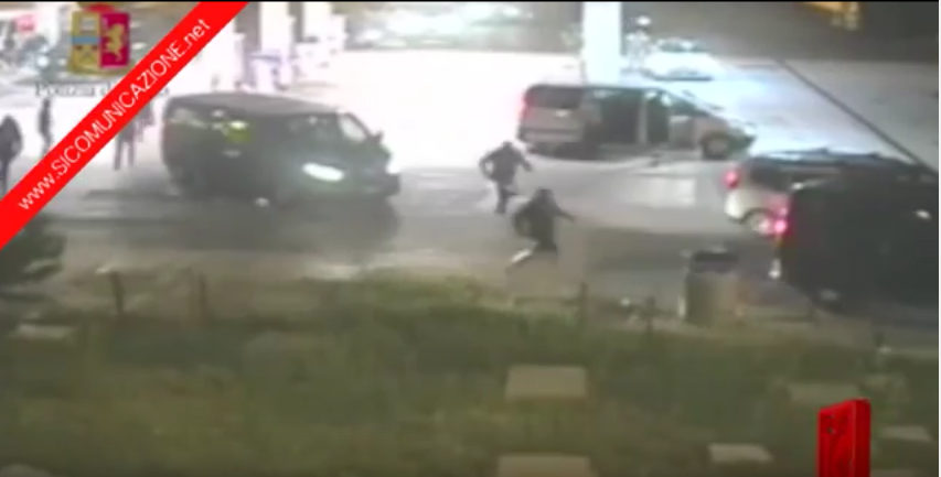 Chi tende un’imboscata squadrista alle due di notte all’autogrill non è tifoso del Napoli, è un delinquente Chi tende un’imboscata squadrista alle due di notte all’autogrill non è tifoso del Napoli, è un delinquente