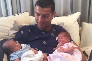 Cristiano Ronaldo papà dei gemelli Mario e Sconcerti item-thumbnail