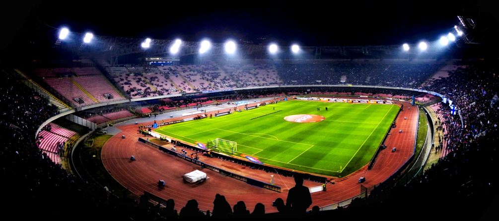 Procedimento Uefa contro il Napoli, San Paolo a rischio per fumogeni e scale occupate