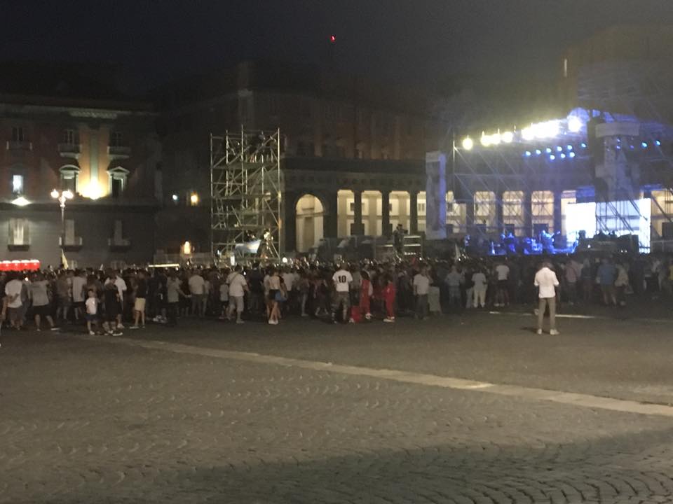 Napoli ignora Maradona. Piazza Plebiscito vuota segna l’addio al passato