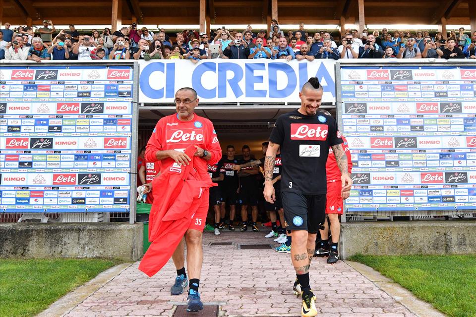 Dimaro, il Napoli riparte: il doppio leader, la pioggia e il sole, niente cori tricolori Dimaro, il Napoli riparte: il doppio leader, la pioggia e il sole, niente cori tricolori