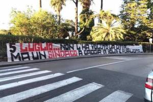 Cittadinanza a Maradona, la Curva A contro de Magistris: “Sindaco a caccia di pubblicità” item-thumbnail